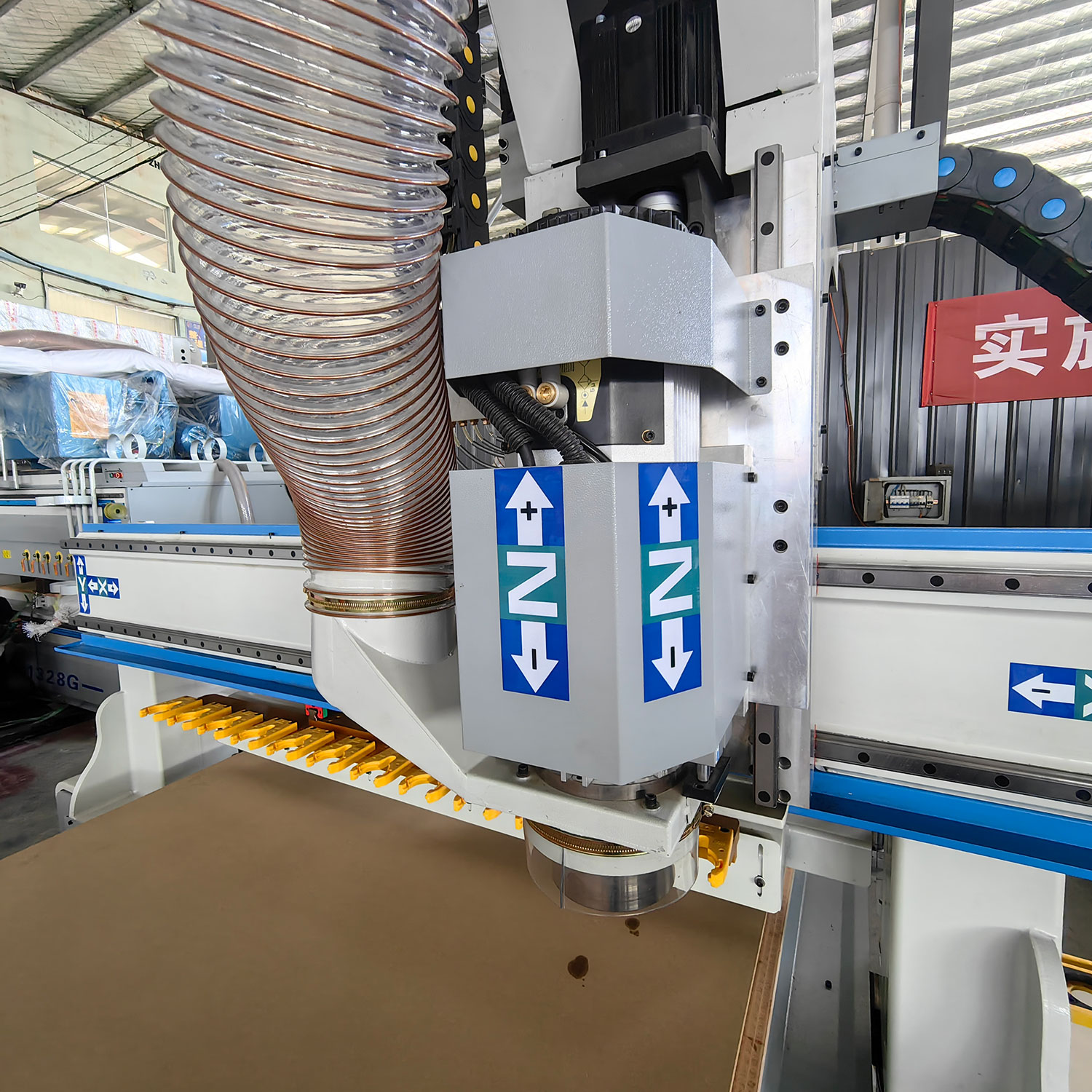 High Speed Wood 3 Axis cnc Router Machine Linear Auto Tool Changer Automatic tool changing is suitable for different machining requirements , adopt 9KW air cooling spindle , which is with high speed and working efficiency .