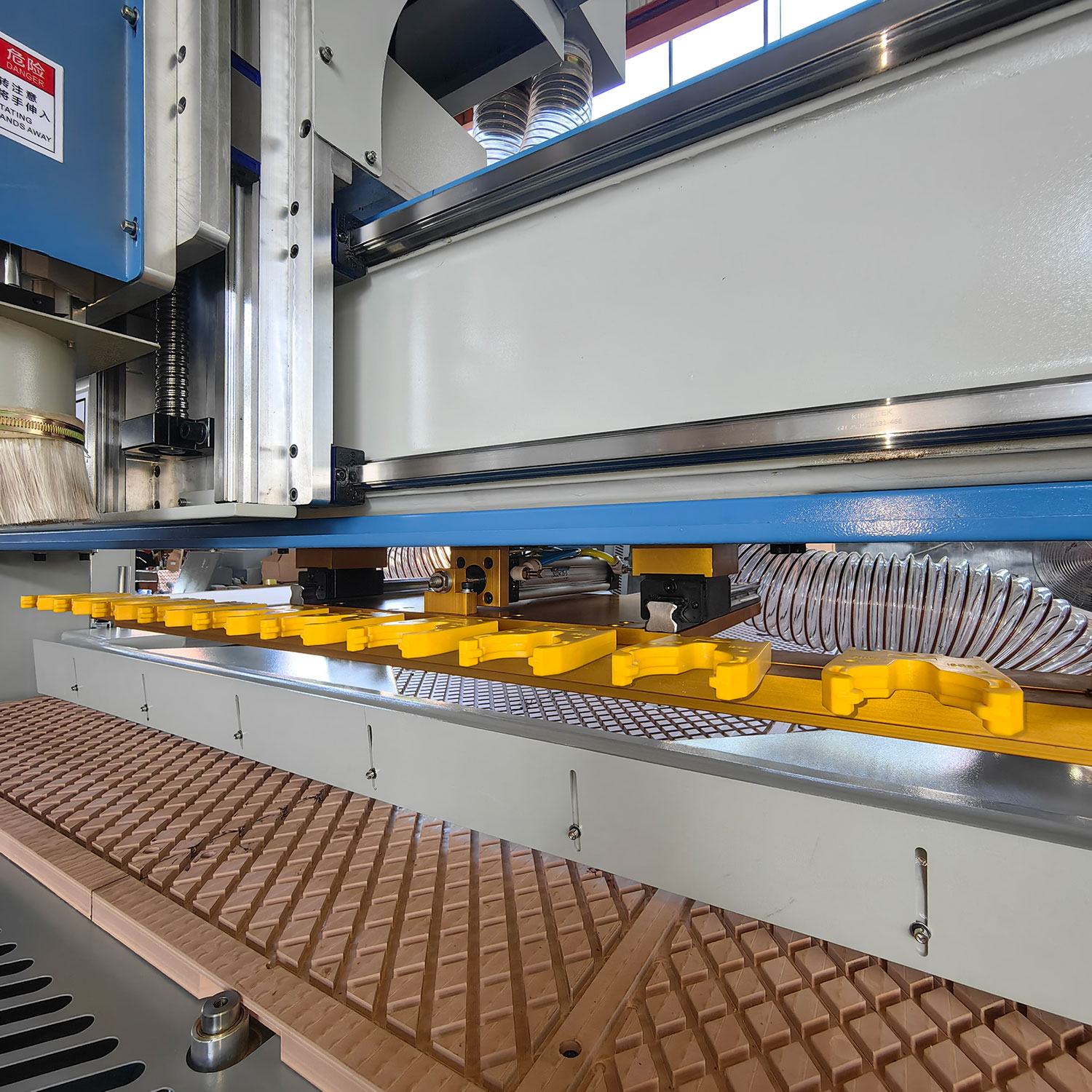 Fully automatic woodworking cutting machine panel furniture carving machine Configured with imported tool magazine of 12 tools the machine can change tools speedy and freely.